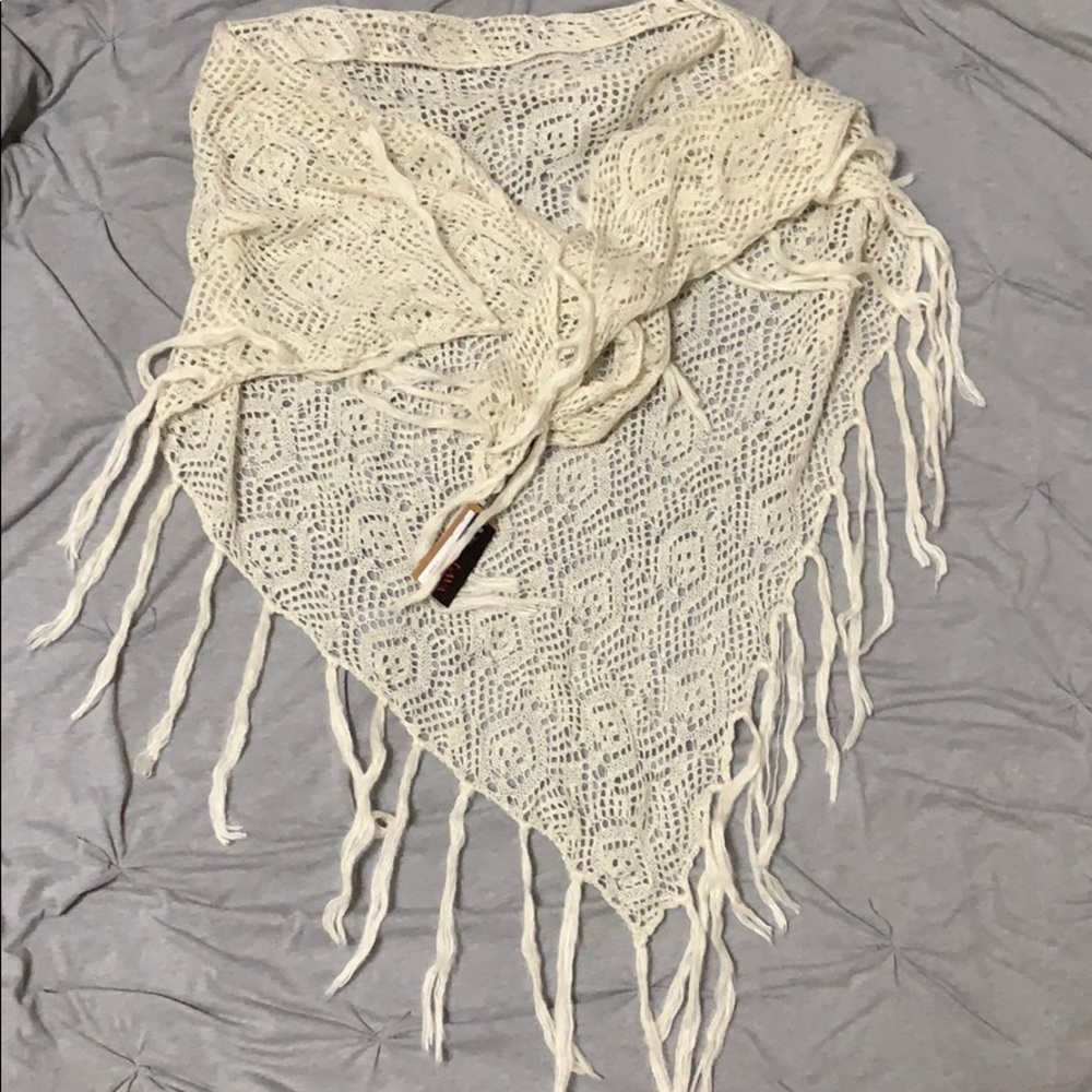 Lace ivory triangle shawl fringed NWT